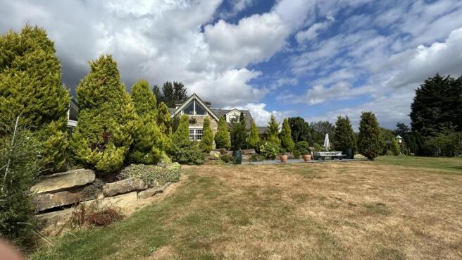 4 bed Detached for sale Image 8