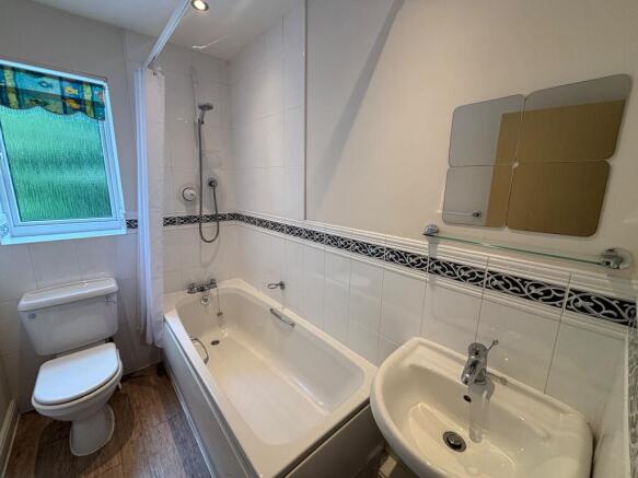 2 bed Terraced to rent Image 6