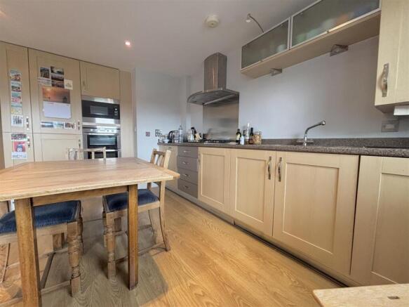 2 bed Apartment for sale Image 12