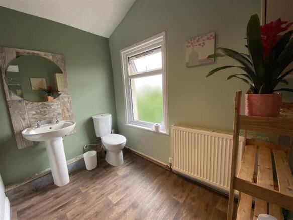 16_Bathroom_0986.JPG