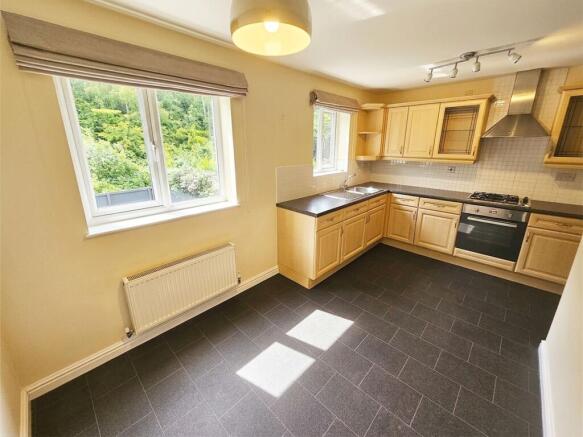 3 bed Town House to rent Image 3