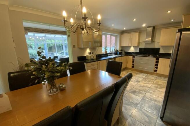 KITCHEN/DINING ROOM 