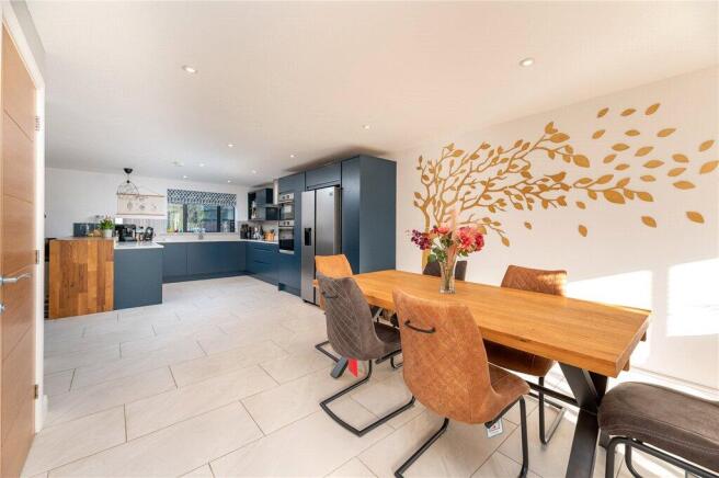 5 bed Detached for sale Image 9