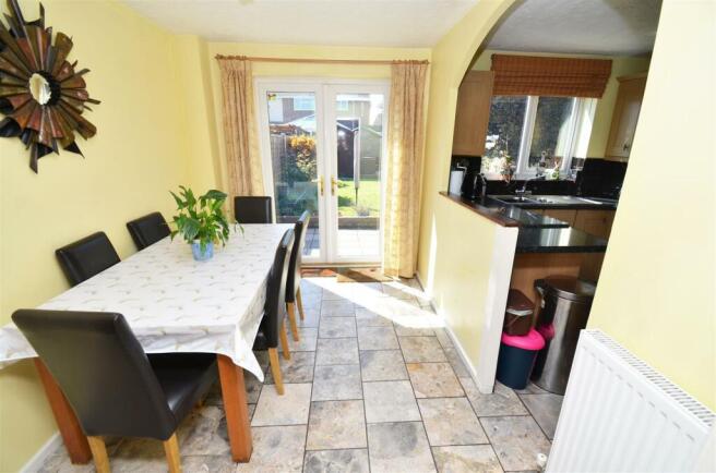 KITCHEN/ DINING ROOM