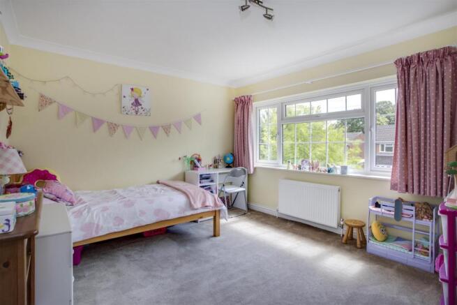 7 Oaktree Close Bedroom 2.jpg