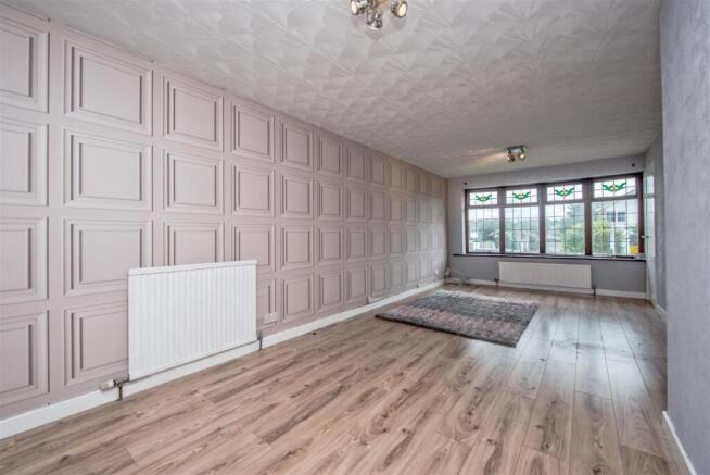 Living / Dining Room: