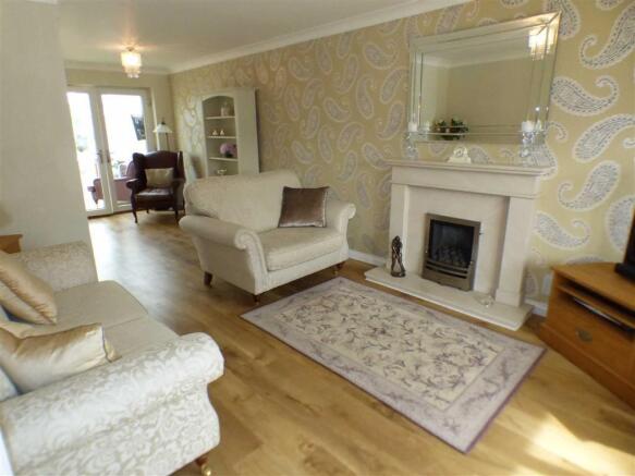 L SHAPED LOUNGE/DINING ROOM