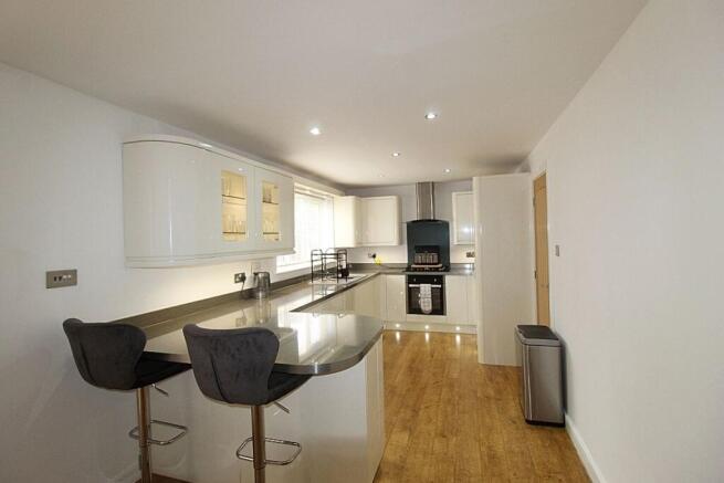 4 bed Detached for sale Image 11