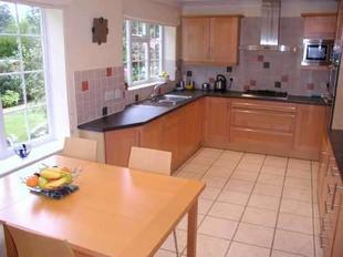 KITCHEN/BREAKFAST ROOM: