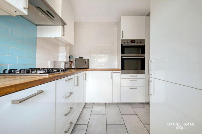 Chenies Drive, Laindon, SS15 4AE photo 2