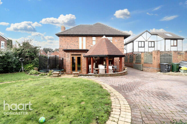5 bed Detached for sale Image 4