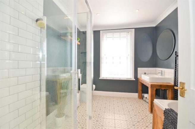 Family Bathroom with separate shower.JPG