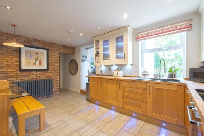 4 bed Detached for sale Image 7