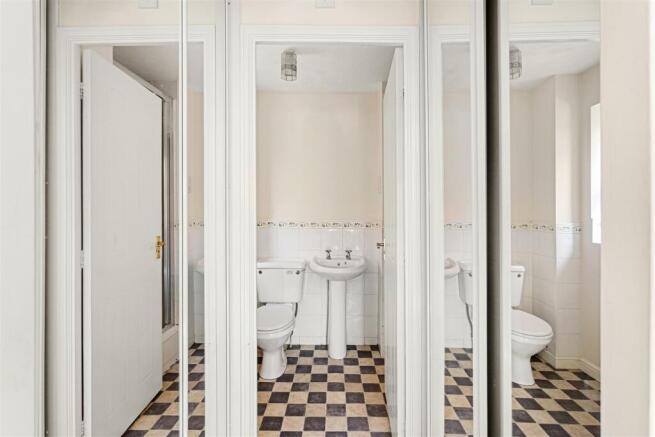 MASTER BEDROOM EN-SUITE