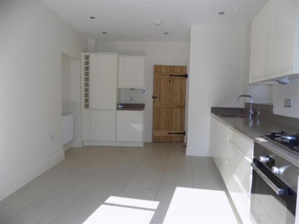 6 Moat Yard - Kitchen.JPG