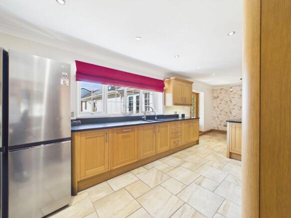 5 bed Detached for sale Image 10