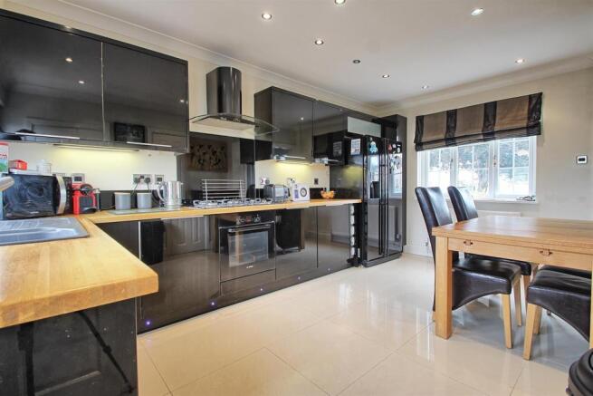 KITCHEN/BREAKFAST ROOM