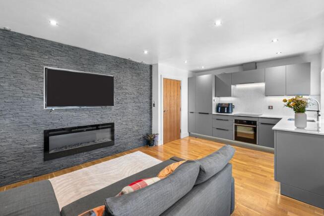 3 bed Flat for sale Image 3