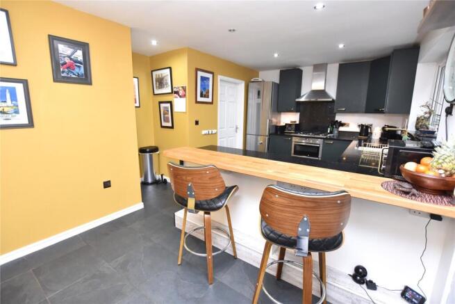 5 bed Detached for sale Image 3