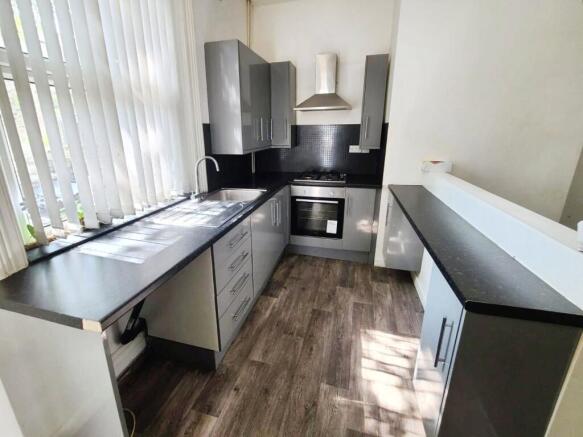 2 bed End of Terrace to rent Image 4