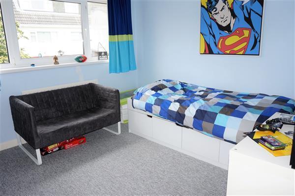 BACK BEDROOM 2 :