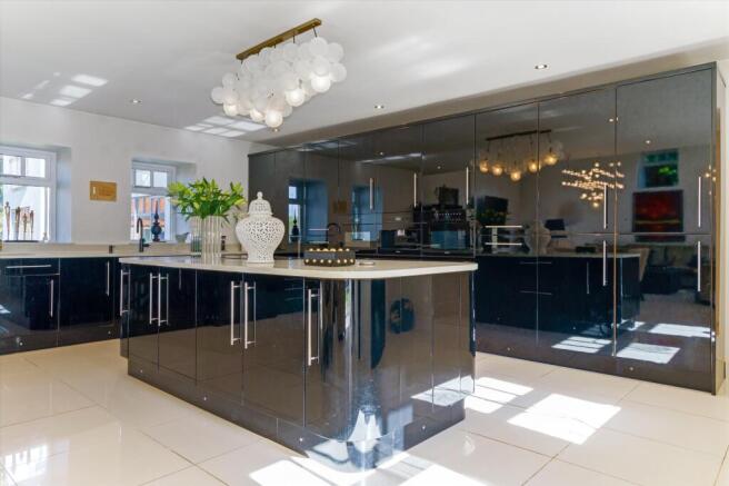5 bed Detached for sale Image 6
