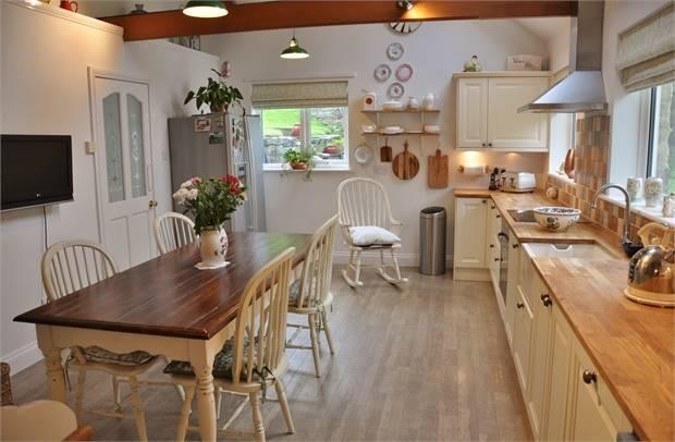 Farmhouse Style Dining Kitchen