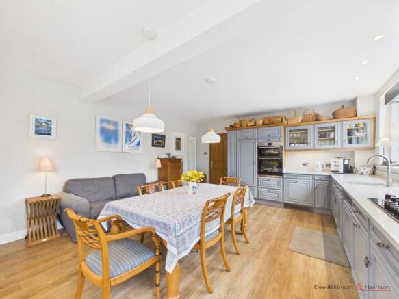 5 bed Detached for sale Image 6