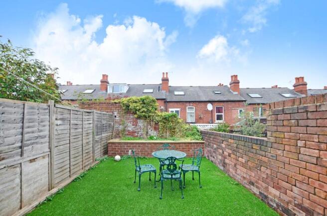 4 bed House to rent Image 11