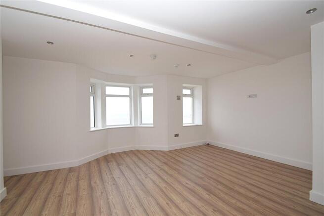 2 bed Apartment to rent Image 2