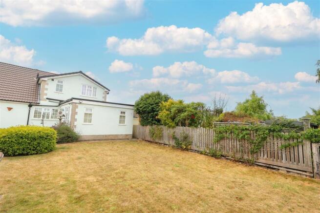 4 bed Detached for sale Image 9