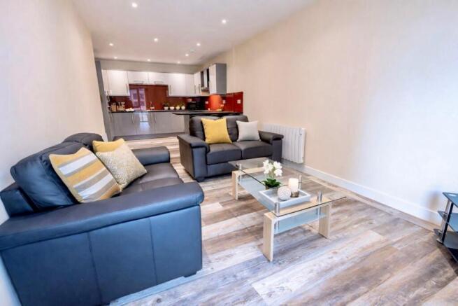 3 bed Apartment to rent Image 10
