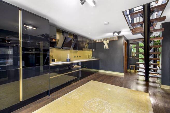 5 bed Detached for sale Image 10