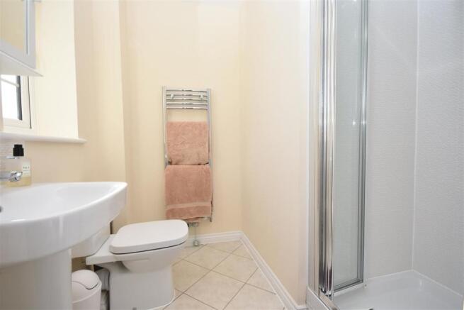 bed 2 en-suite.jpg