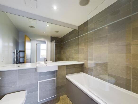 2 bed Flat to rent Image 5