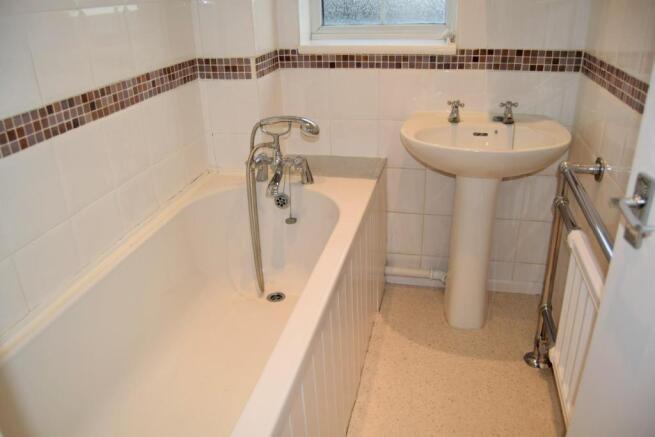 lonsdale_drive_34_bath.JPG