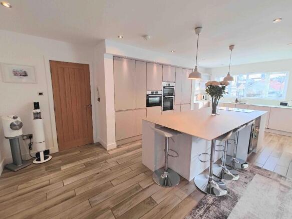 5 bed Detached for sale Image 11