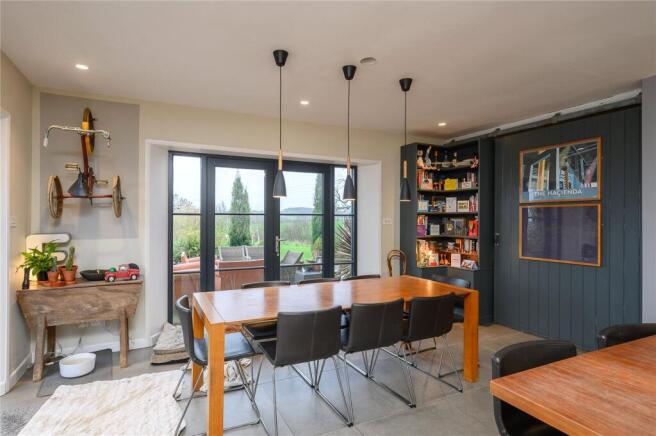 6 bed Detached for sale Image 7