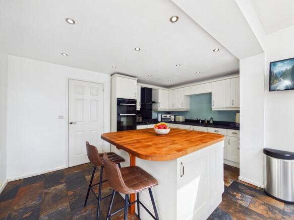 3 bed Semi-Detached for sale Image 6