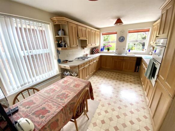 KITCHEN/BREAKFAST ROOM