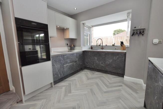 5 bed Detached for sale Image 11