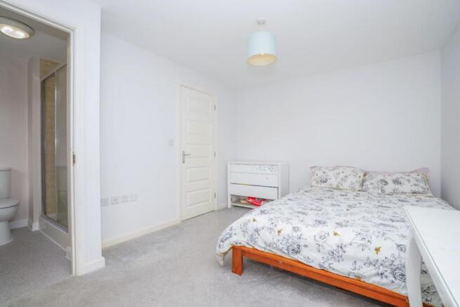 4 bed Detached for sale Image 11