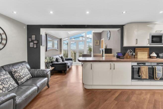 4 bed Detached for sale Image 4