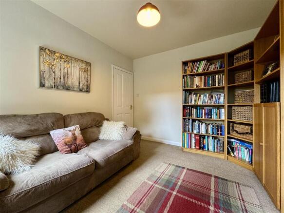 5 bed Detached for sale Image 12