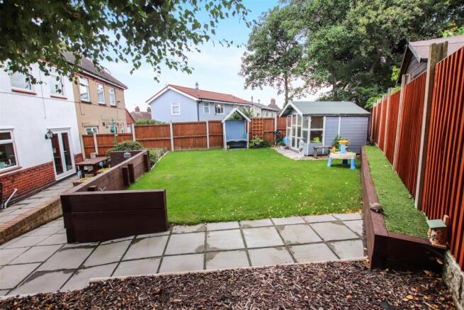 ENCLOSED REAR GARDEN