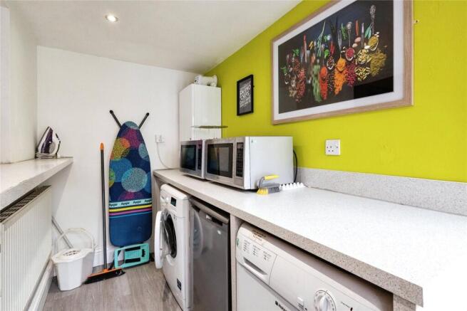 5 bed House to rent Image 5