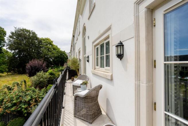 5 bed Town House for sale Image 11