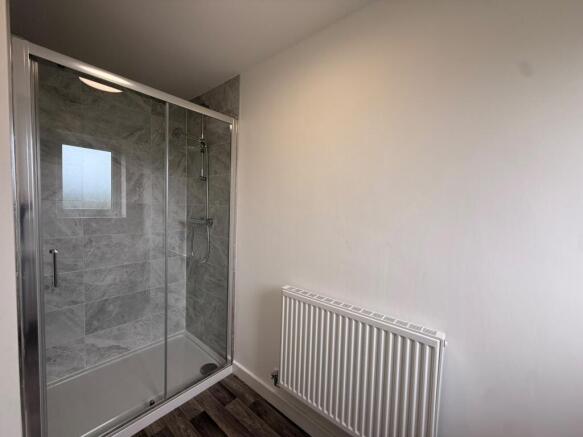 4 bed House to rent Image 10
