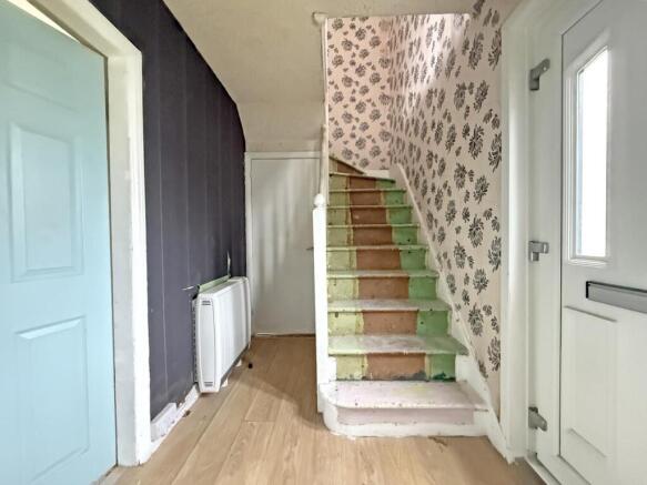 Morwell Gardens 3 - Entrance Hall.jpg