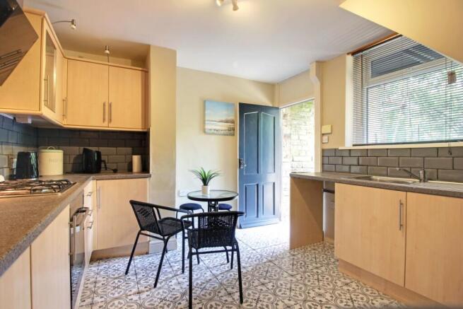 2 bed Terraced to rent Image 6